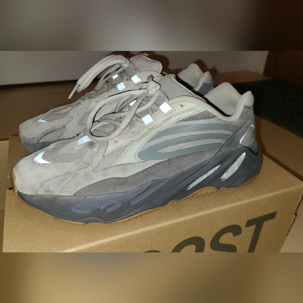 Adidas Yeezy 700 v2 tephra